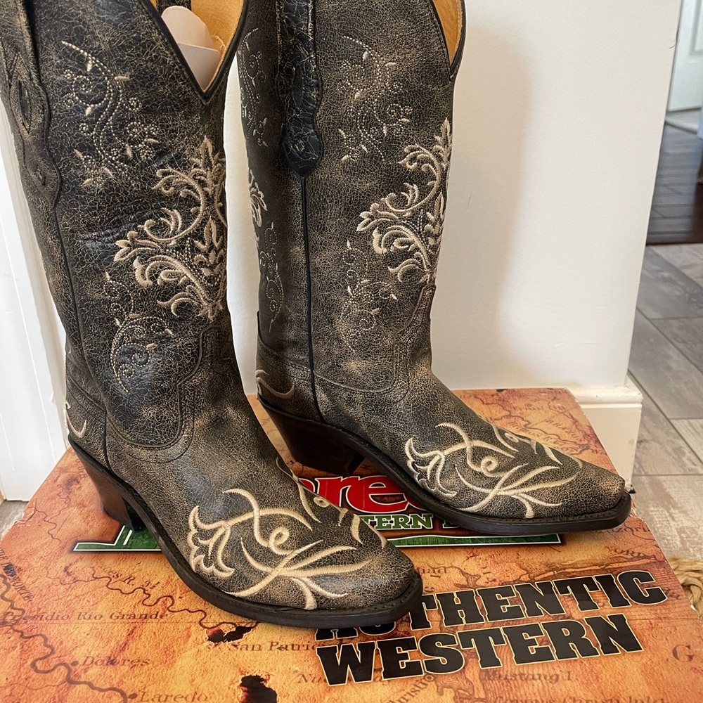 Size 7 1/2 women Lerado, cowboy boots